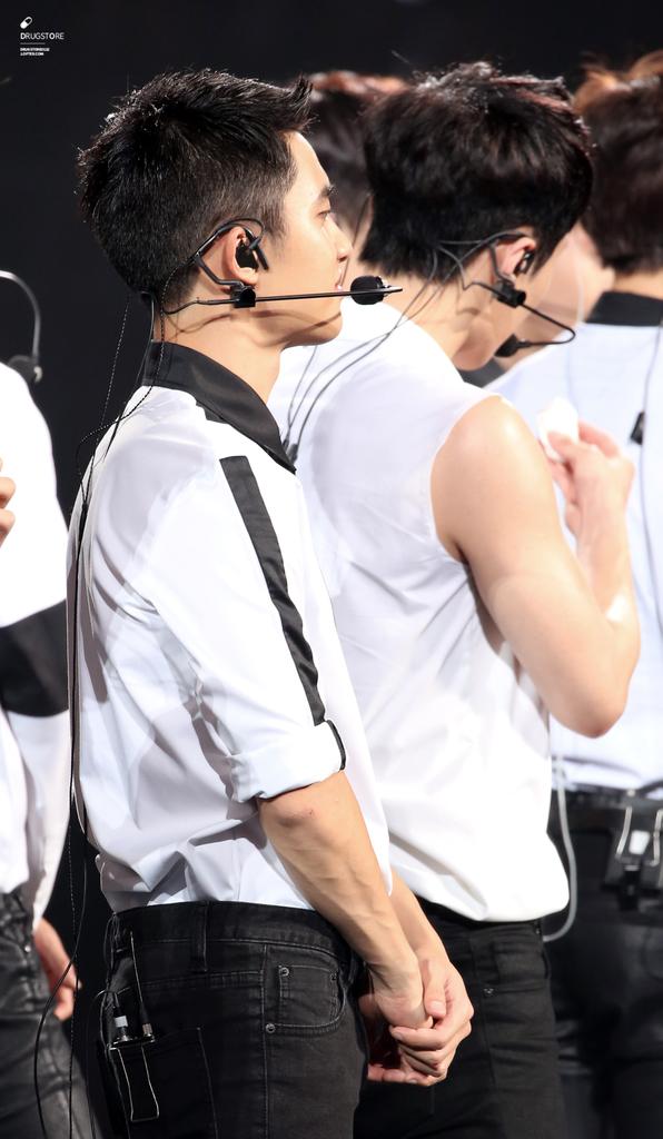 DrugstOre0112's tweet photo. #도경수 #디오 151017 광저우콘서트  오늘 너무 보고싶다 경수야 사랑해🙆💝
https://t.co/tEizhrbd2f https://t.co/DtvZSe8VWQ https://t.co/CxiRwZYdCj https://t.co/fxrXstFCAN