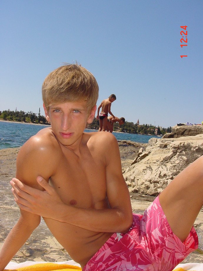 shortstwinks's tweet photo. put your hand up the blonds leg more pics here https://t.co/bCQJCYtpxH https://t.co/nbL2sZZAS6