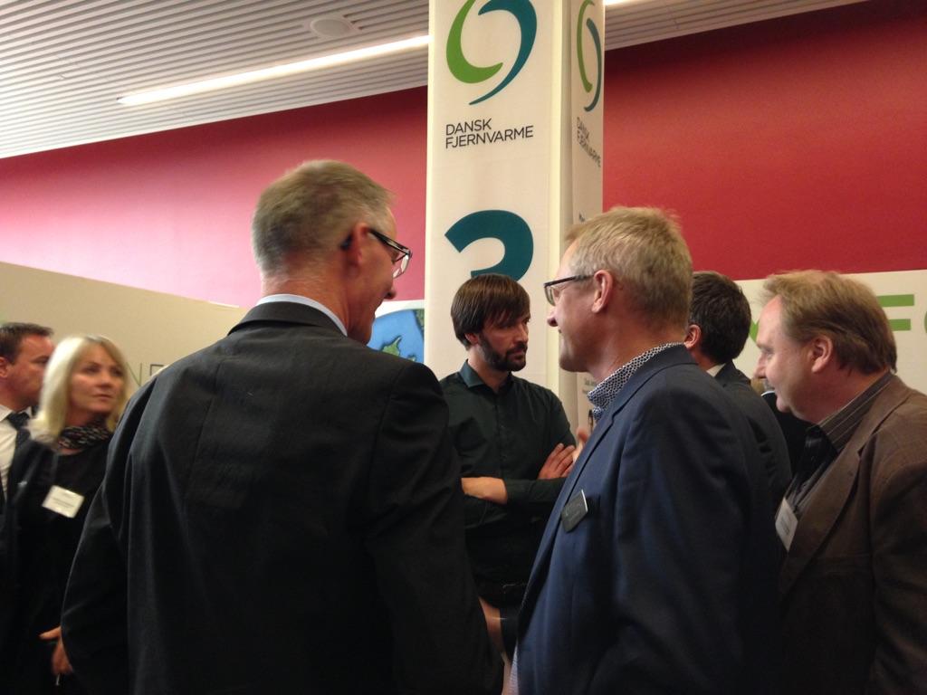 DkFjernvarme's tweet photo. Masser af spørgelyst i Spørgehjørnet med @Jens_Joel og @a_steenberg på #LM2015 https://t.co/LzW5YGx4Qq