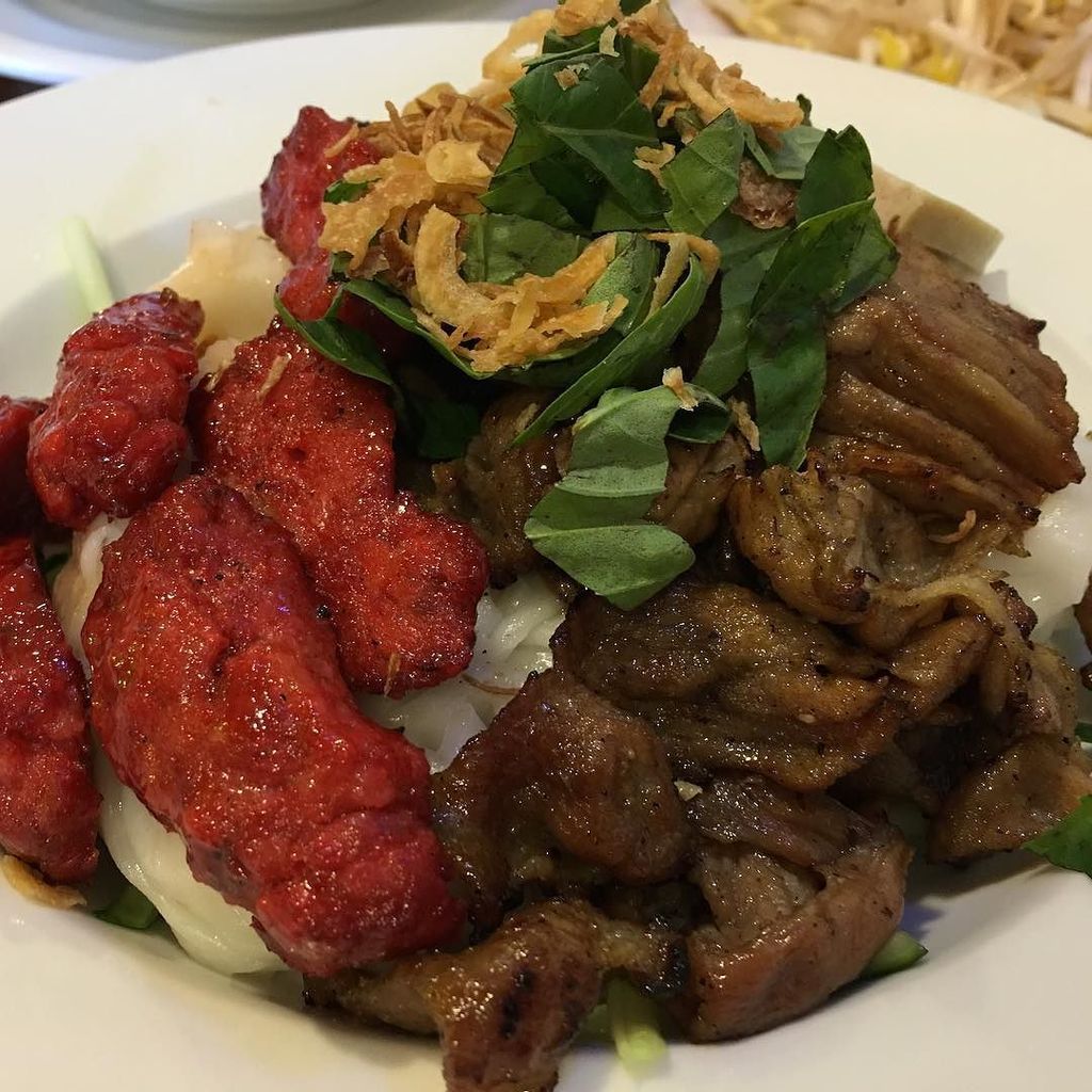 jjklee's tweet photo. #Vietnamese #BanhUot #widenoodles #HoFun with #Grilled #LemongrassPork #NemNuong #ChaLua #lunch #instafood https://t.co/vyA9453rHy