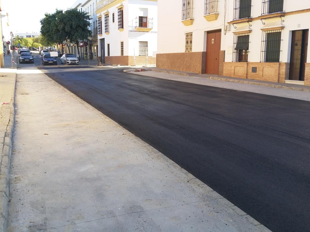 JuanAvilaCARMO's tweet photo. El antes y después de la C/Rodrigo de Triana tras las obras de mejora que han finalizado hoy @diacarmona https://t.co/t0Mdah592Y