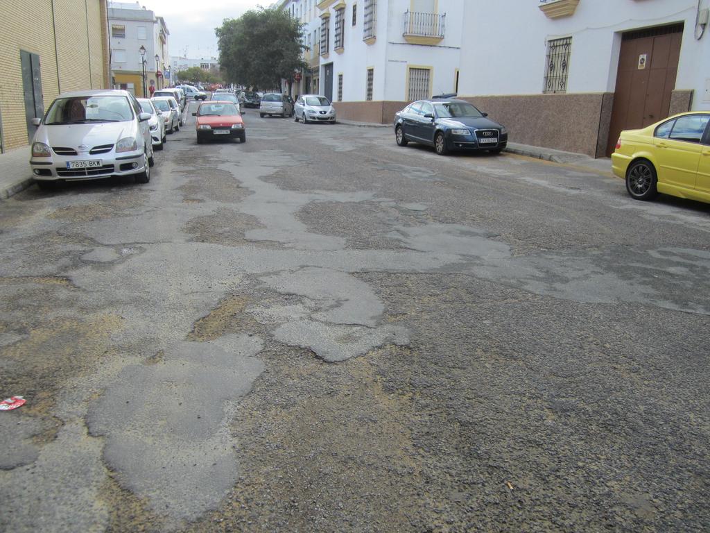JuanAvilaCARMO's tweet photo. El antes y después de la C/Rodrigo de Triana tras las obras de mejora que han finalizado hoy @diacarmona https://t.co/t0Mdah592Y