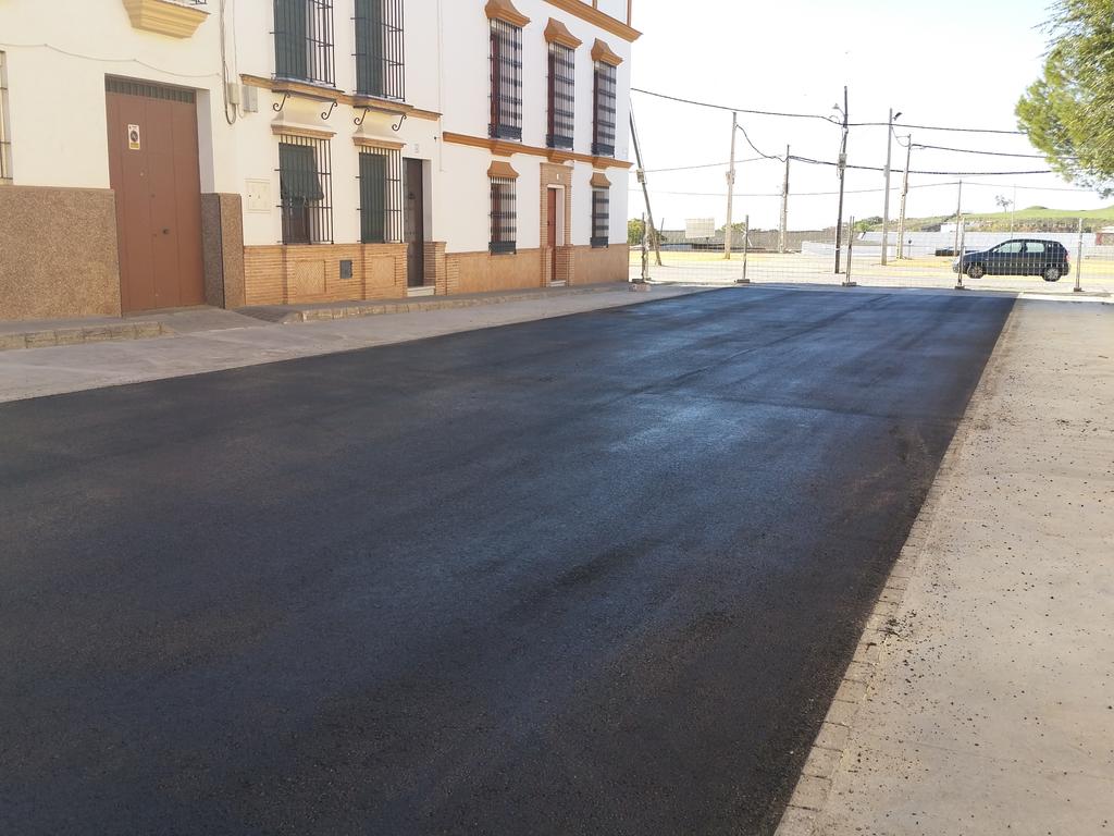 JuanAvilaCARMO's tweet photo. El antes y después de la C/Rodrigo de Triana tras las obras de mejora que han finalizado hoy @diacarmona https://t.co/t0Mdah592Y