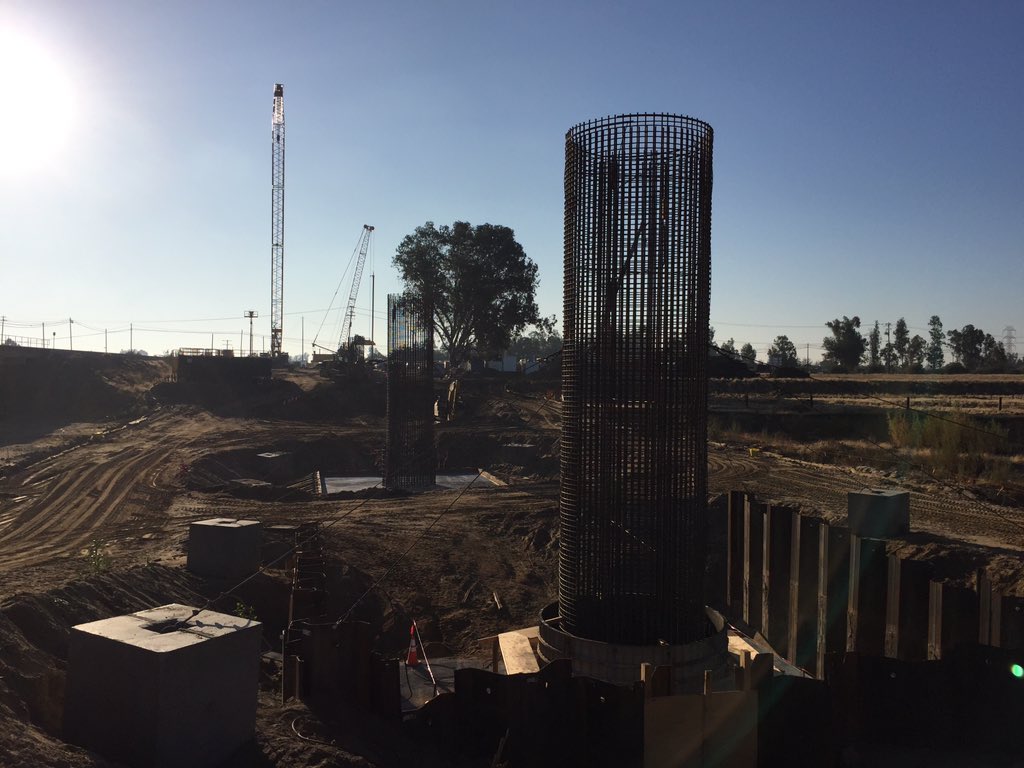 CaHSRA's tweet photo. Construction has gone vertical at the Fresno River Viaduct in Madera. #Iwillride https://t.co/uvEblRqJdP