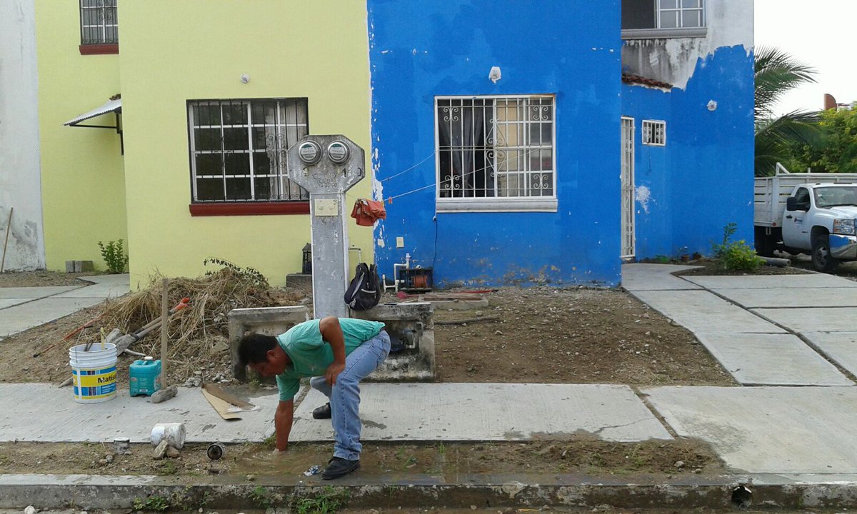 TuxtlaSMAPA's tweet photo. Personal de #SMAPA inicia trabajos de reparación de fugas de agua, ubicadas en Fracc. La Floresta y Col. Industrial. https://t.co/012qFSUHlF