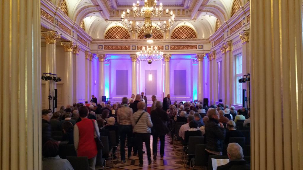 interimblau's tweet photo. Willkommen im Goldenen Saal. #mueller-stahl https://t.co/RQwFwUGDlm