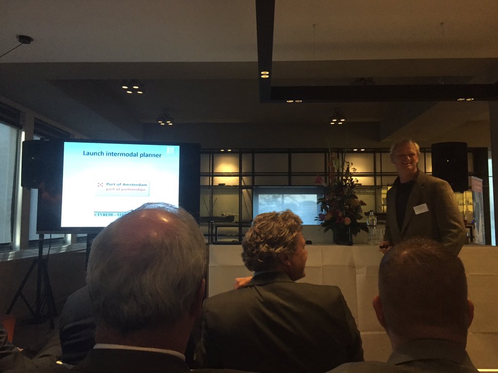 AstridFisser's tweet photo. Launch van intermodalplanner voordeel voor #CTVrede-Steinweg 1 website voor alle modaliteiten @HavenAmsterdam https://t.co/e1esPlrSyP