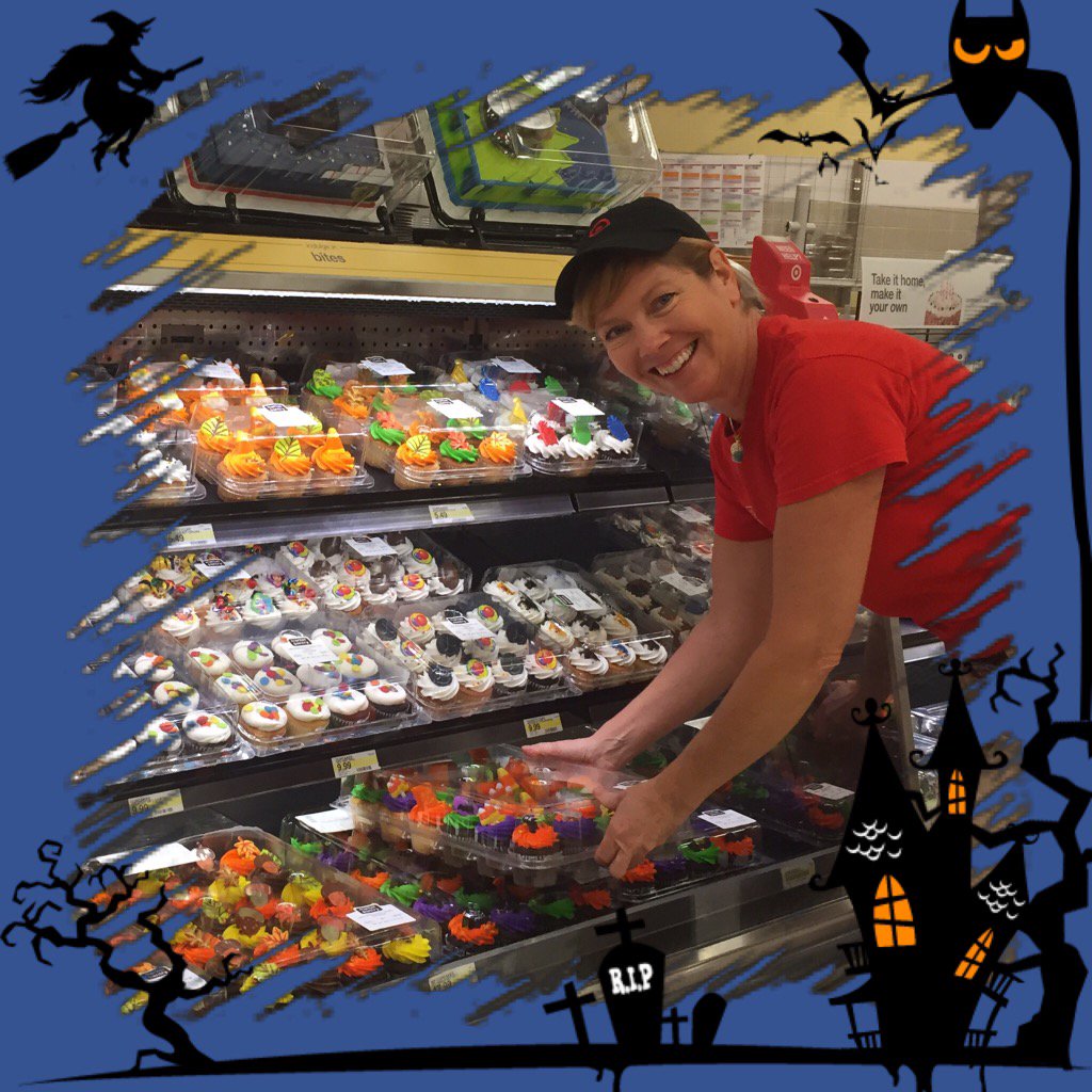 RuchalNSmith's tweet photo. Need a last minute #Halloween treat? #closingstrong #R400 #TheCakeLady #TargetBakery @85hokies @Fkloeber https://t.co/4JqRXQ1wV6