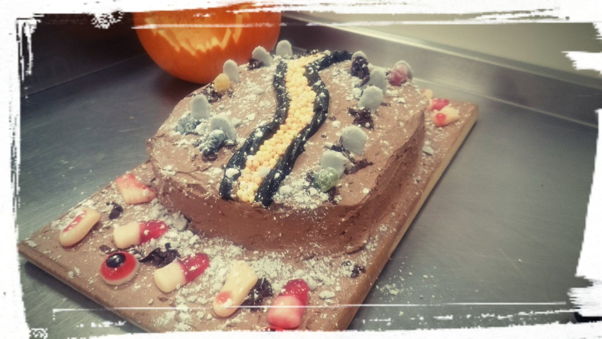 graeme_fleck's tweet photo. @Simonprice8 @dwbridge1 graveyard cake all ready for charity Halloween comp tomorrow! https://t.co/ddcT2eLJip