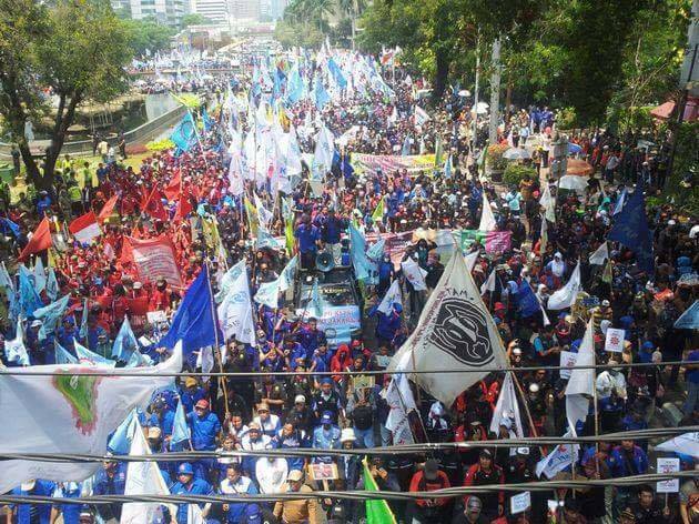 PKSbicara's tweet photo. Demo menuntut Jokowi mundur semakin besar, media bungkam karena sudah terjadi "silaturrahim" di Istana. https://t.co/7Jz7e0sXgs