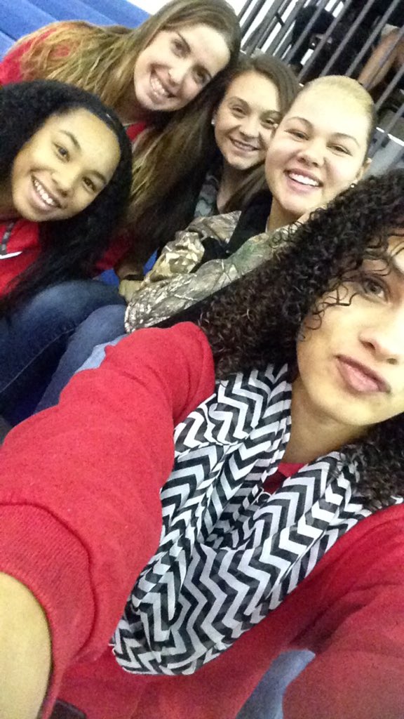 takinyogirl22's tweet photo. Had a good night with the team🏀 @GSmarty5  @MeganJames55 https://t.co/vPDcHYtSIj