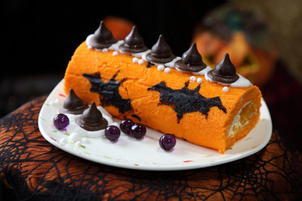 RecipesKawai's tweet photo. Pumpkin roll #Halloween Read recipe here >> https://t.co/Sk4RHtBUH1 https://t.co/E1QIediBF5