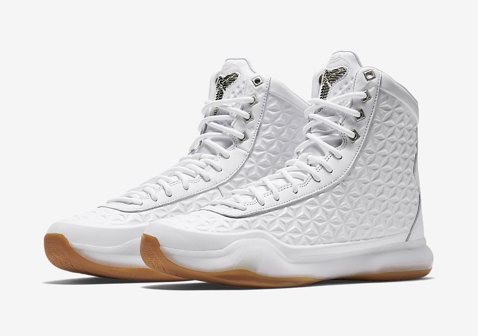 SneakerNews's tweet photo. This Kobe 10 EXT got a surprising release this morning https://t.co/bDa7p7GF6N https://t.co/pu0MOPq2l6