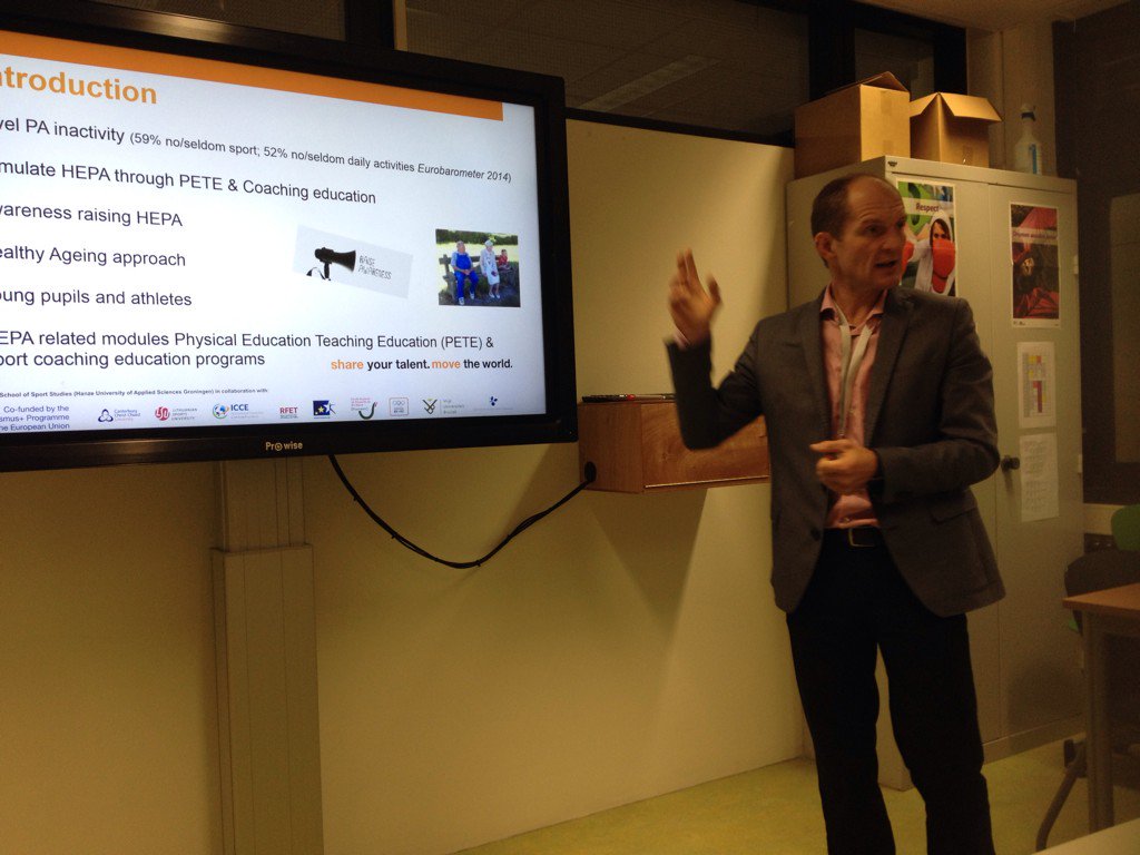 MarijeDeutekom's tweet photo. En nu @johandejong70 over #speach project @EUErasmusPlus tijdens #DSO2015. Veel aanwezigen willen tips en tricks. https://t.co/QhuUxKlalS