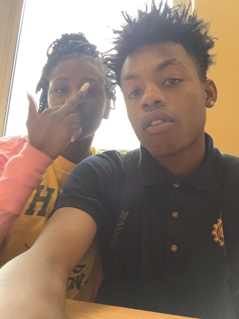Murdaaaa_'s tweet photo. When both of y'all ugly 😩 but the hoes love y'all 😩😏 . Hey BFF 👋🏽 https://t.co/dyBWLBH8LH