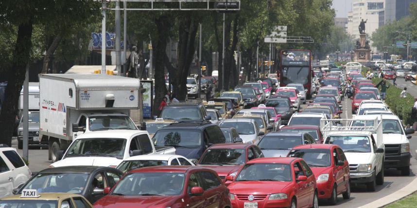 PublimetroMX's tweet photo. "Godínez" del DF pasan más tiempo en el tráfico que de vacaciones / por @karlamoragarcia 😒 https://t.co/BasVNZpRaG https://t.co/xJ9Cudtzu8