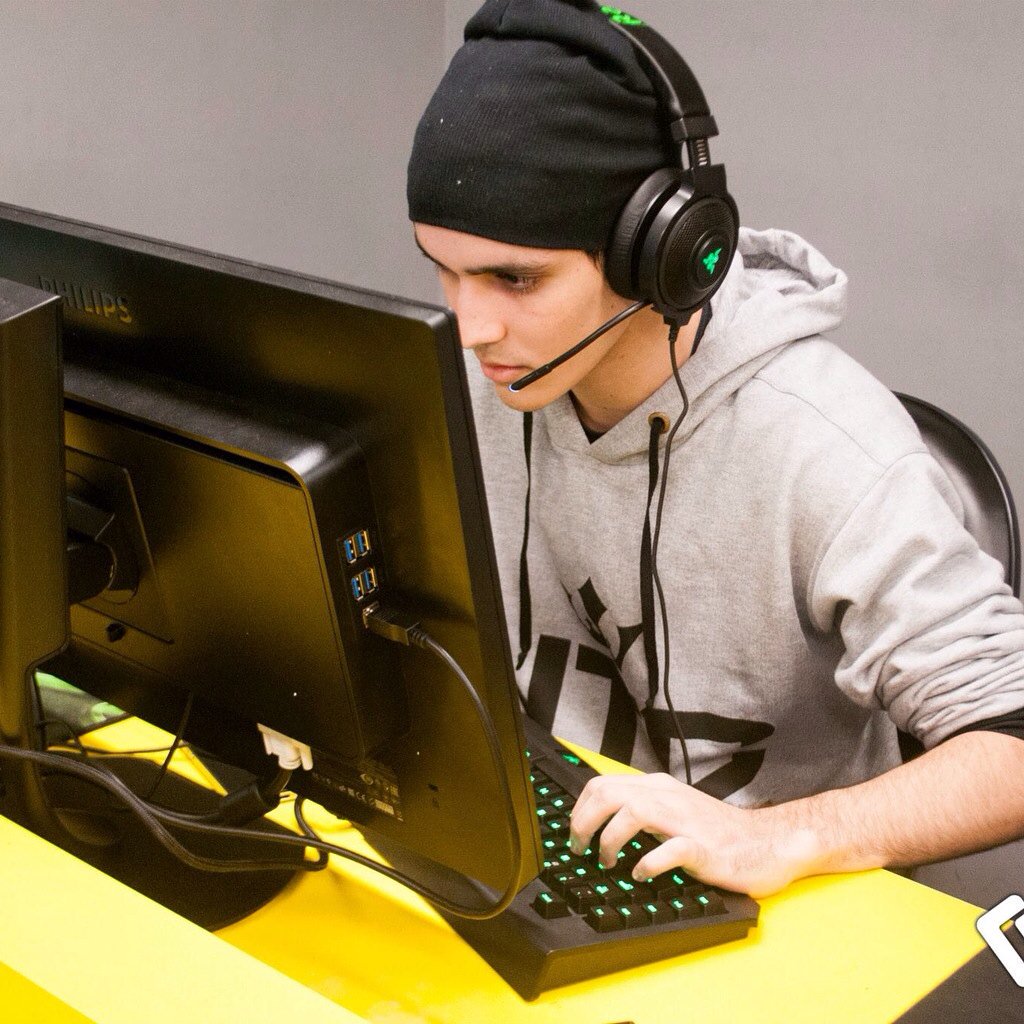 TACOCS's tweet photo. Me viu caiu! #tacada https://t.co/AzytICYevV