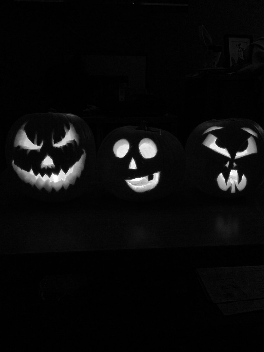 ninaxpall's tweet photo. on tuesday night me, my sister &amp; my beloved carved pumpkins together https://t.co/VJAhBiwpIW