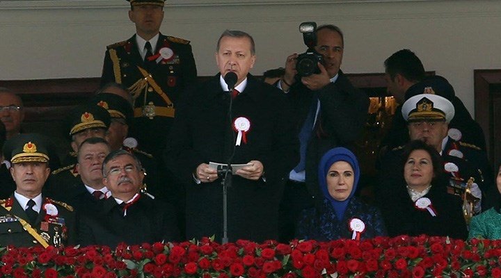 Cumhuriyet Bayramı töreninden seslendi
O GÜCE SAHİBİZ
bugun.com.tr/gundem/erdogan… <a href="/bugun/">Bugun Gazetesi</a>