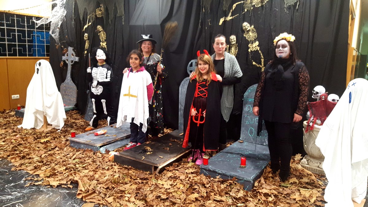 depo_es's tweet photo. Eva Vilaverde participou onte na celebración do Samaín con 60 nenXs da Escola Fogar https://t.co/2nfVnp0FeH https://t.co/taejQVEbTx