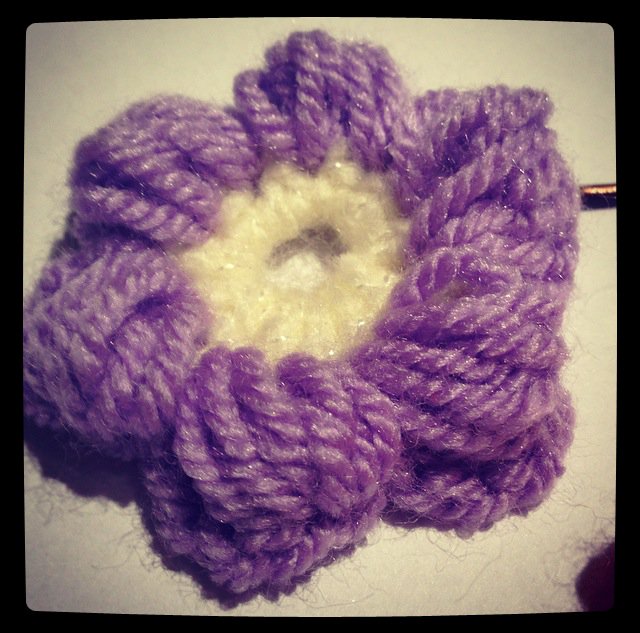 Granny_Squares's tweet photo. Crochet puff stitch flower Hair clips made for a friend #Crochet #Pretty #Flower 🌸🌸 https://t.co/jOwj7uxEZW