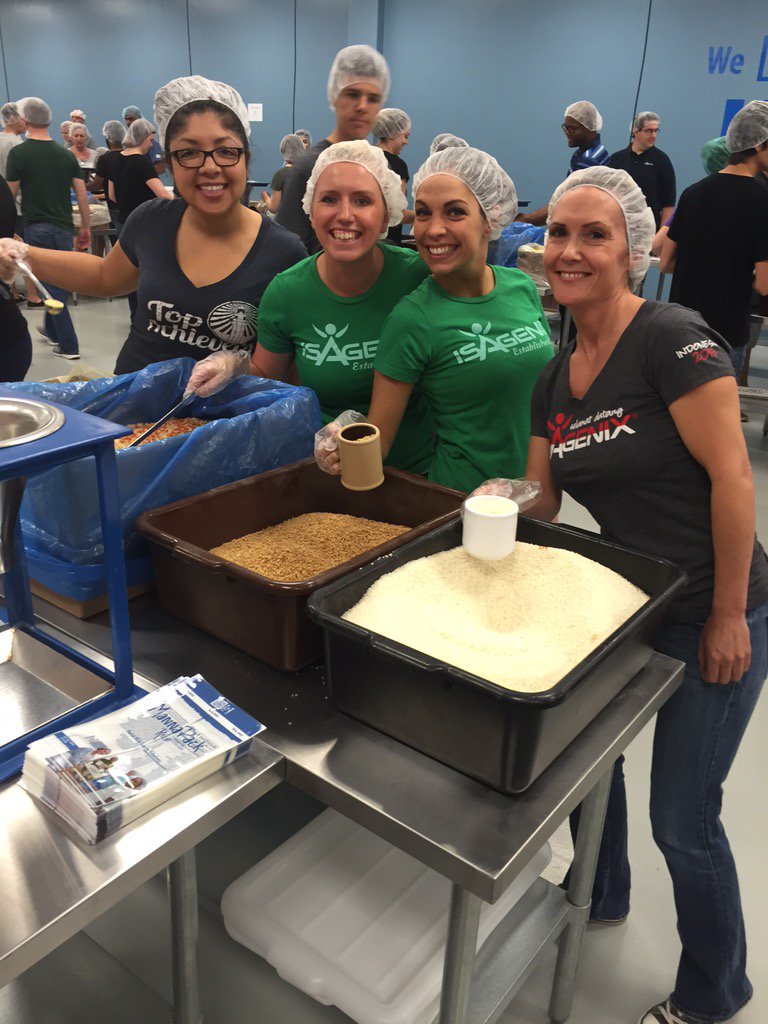 isagenix's tweet image. Our corporate team is having a great time volunteering @fmsc_org in Arizona!  #GiveBackMoveForward #OneTeam