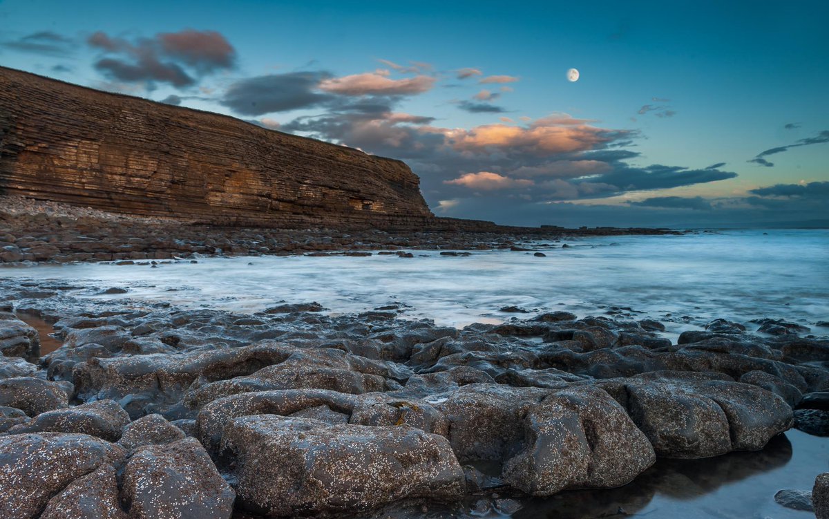 Monknash Moonscape @ruthwignall <a href="/DerekTheWeather/">Derek Brockway - weatherman</a> <a href="/BBCCountryfile/">BBC Countryfile</a> <a href="/BBCWalesToday/">BBC Wales Today</a> @Wales1701 <a href="/WalesOnlinePics/">WalesOnline Pictures</a>