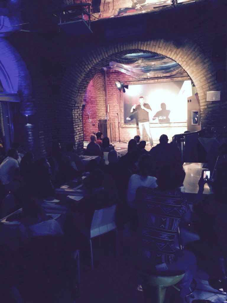 CocktailComedy's tweet photo. @francescotwitta sul palco del #CocktailComedy! #standup @ComedyItalia https://t.co/Hhe2d8COvi