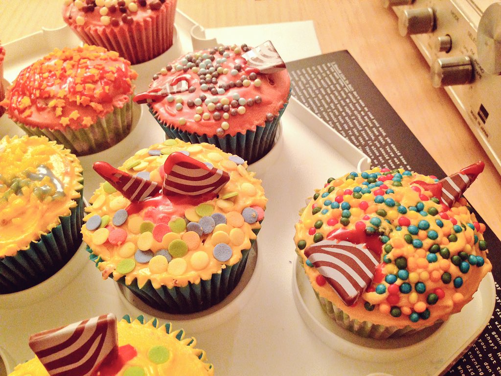 JoHopkins2's tweet photo. All caked up with a little touch of Halloween-y-ness... #UXCake https://t.co/jkEAjyRwaT