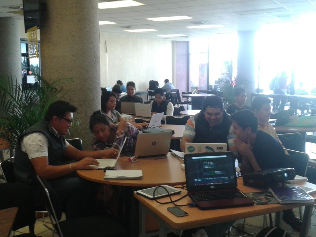 smartbelabdys's tweet photo. #DysTec con un buen ambiente en el curso HTML5 :-D :-D https://t.co/tJuoCkeFAW