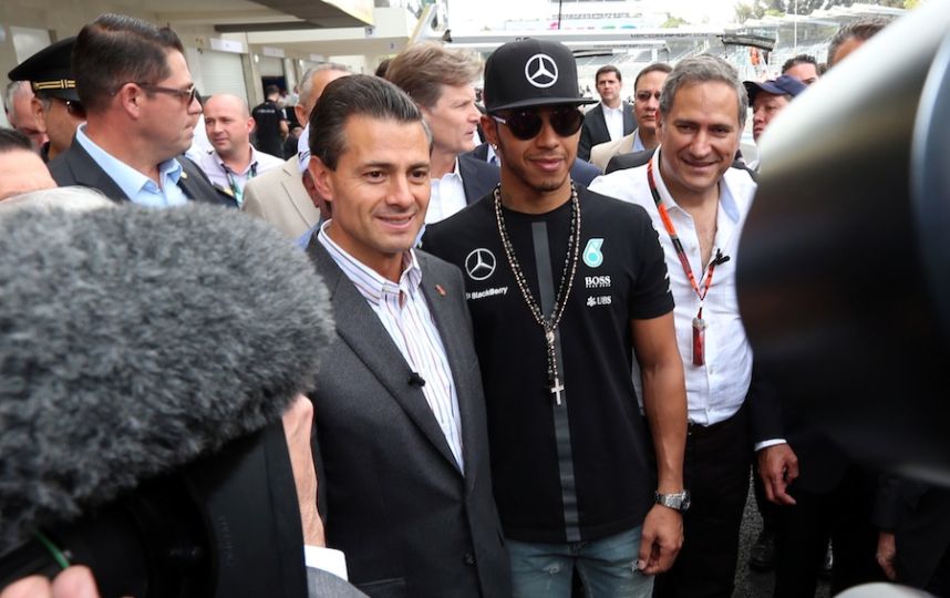 EdomexDice's tweet photo. “@PublimetroMX: @EPN acude al @autodromohr y saluda a Hamilton y @SChecoPerez https://t.co/8lj8YJgxCP https://t.co/fOh9LdEgX9” #GPMexico @F1