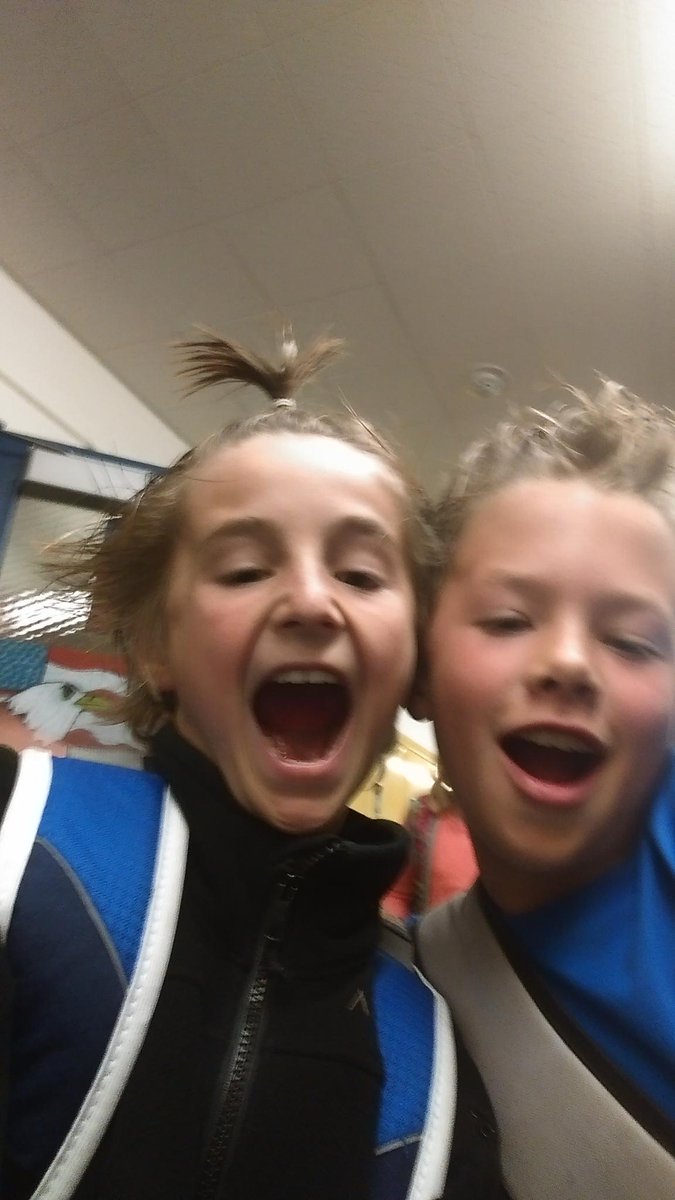 noahminecraft32's tweet photo. My friend and I #crazyhairday https://t.co/gZbZbT5GUI