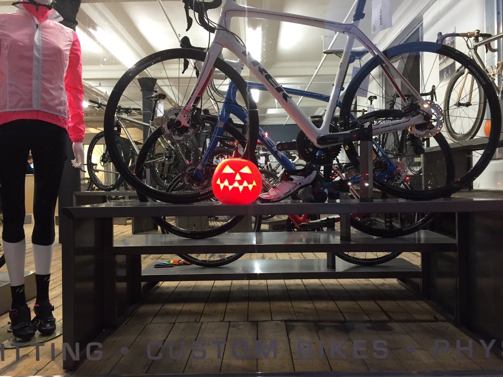 CyclefitMCR's tweet photo. We can't decide who wins our #pumpkin carving comp?! What's your favourite? Powered by @Bontrager #Flare #halloween https://t.co/OOxvtTv290
