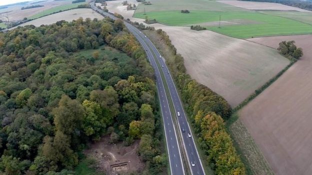 BBCSouthNews's tweet photo. Experts find '6,000 year old eco-home' near Stonehenge https://t.co/I9OPZFqWon https://t.co/uGVrEMKO19