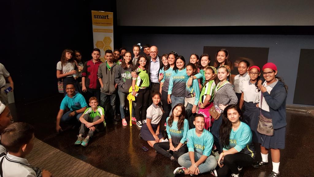 virtualizate's tweet photo. Compartiendo con estudiantes de la H. Cora de Arroyo y G. Sellés de Caguas. #internetdaypr15 @isocpr @norcruz https://t.co/ZrRTX3uXiz