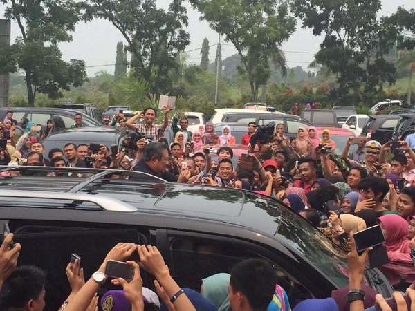 MinangOfficial's tweet photo. Mantan Presiden SBY, Luapkan Rasa Rindu di Sumbar 
https://t.co/hiZSWPtip5 https://t.co/xGIaK40q8B