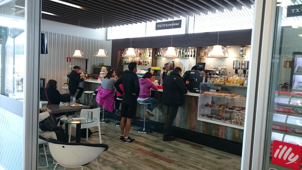 SidreriaTxots's tweet photo. A la estació del TGV /AVE pots comprar la premsa al #TxotsExpress #Figueres https://t.co/FKGW49A5es
