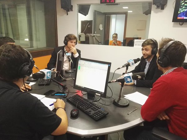 cdemercados's tweet photo. ¿Qué es la Liga de Bolsa Universitaria? Nos lo cuentan @feralamillo y @EmilioRaya de @kainve https://t.co/geVj5VxMWD https://t.co/ZC9jxIuICP