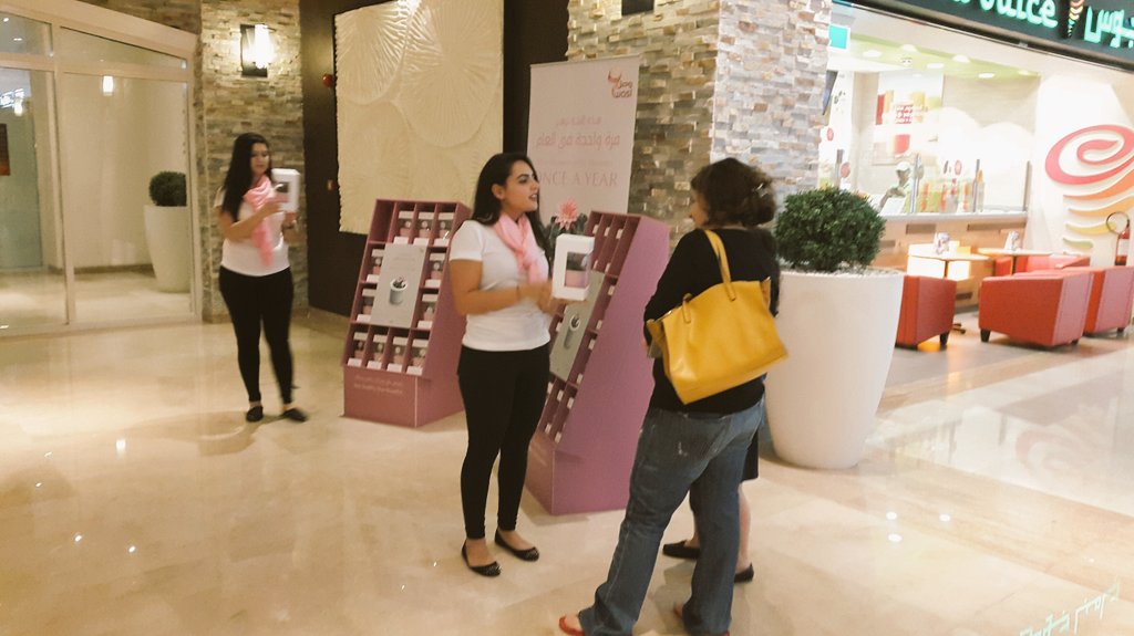 jamalhiqbal's tweet photo. Proud to give #onceayearflower to @waslgroup customers at #waslvita #Dubai  #Pinktober #BreastCancerAwareness  #UAE https://t.co/xVYiueE9TG
