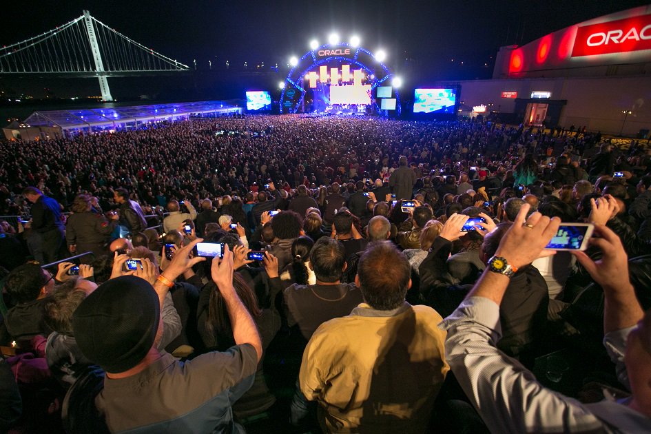 OracleAIWorld's tweet photo. Attend last night's Appreciation Event on Treasure Island? What was your favorite part? #oow15 #EltonJohn #Beck https://t.co/ZtTcqls4a7