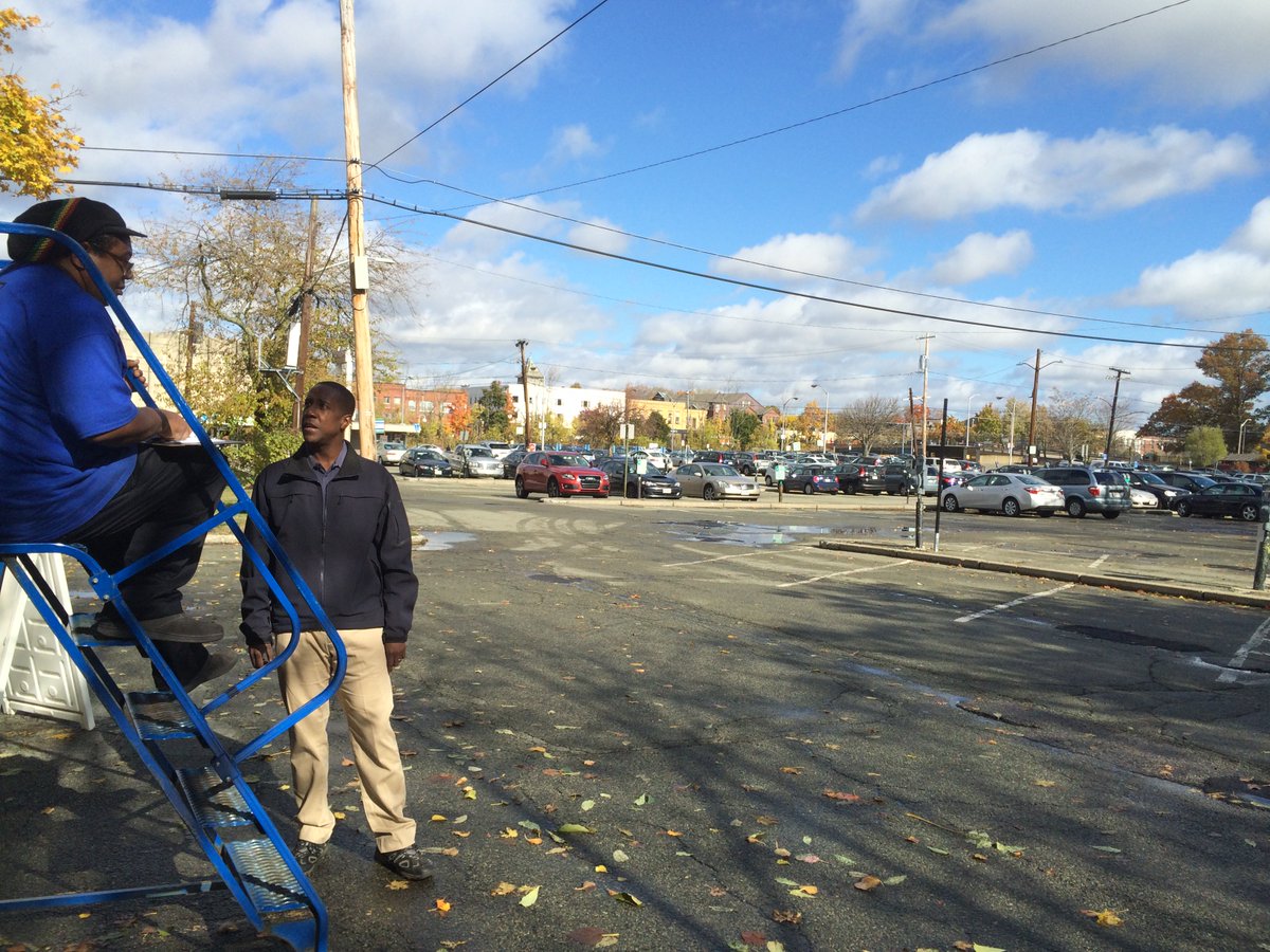 NewtonMAMayor's tweet photo. Chatting with the staff at @GoodwillIntl at Austin Street lot in @Newtonville this afternoon. #NewtonMA https://t.co/3jnWcE88ql