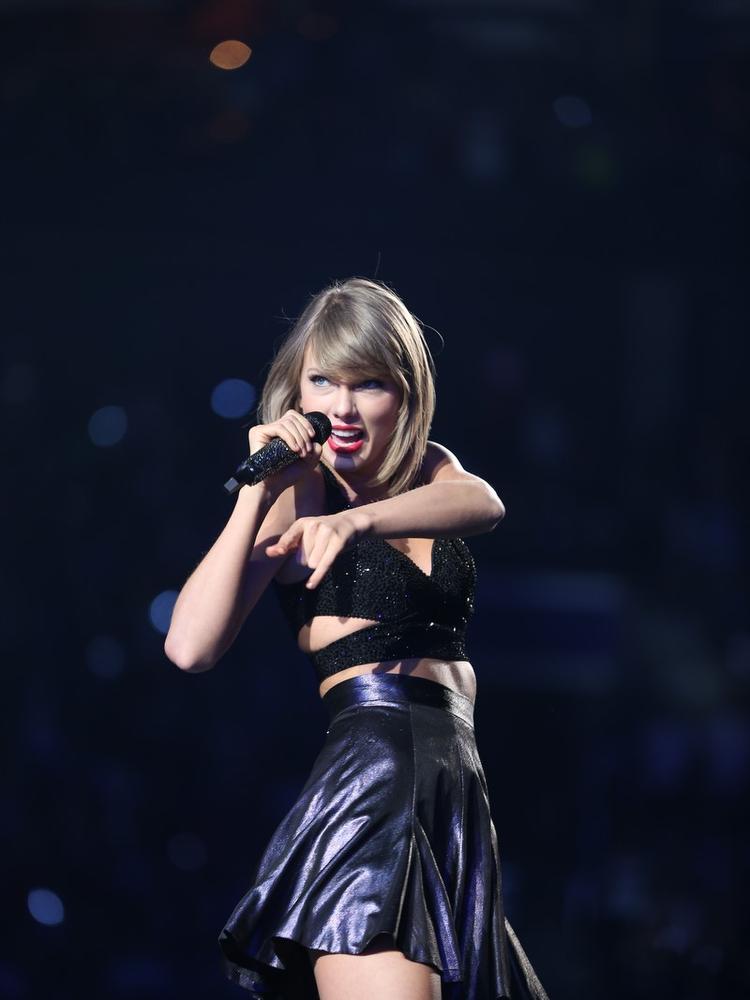 tbbjpam's tweet photo. Time to bust out the #Swiftamine https://t.co/NQrFOndIaO #1989TourTampa https://t.co/XkQHR5ifMI
