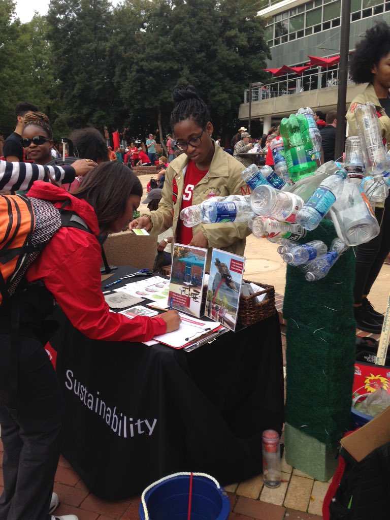 MuOmicronDst's tweet photo. Out here till 2:30! Join us as we #GoGREEN #DeltaWeek2015 https://t.co/pWJCTzpul5