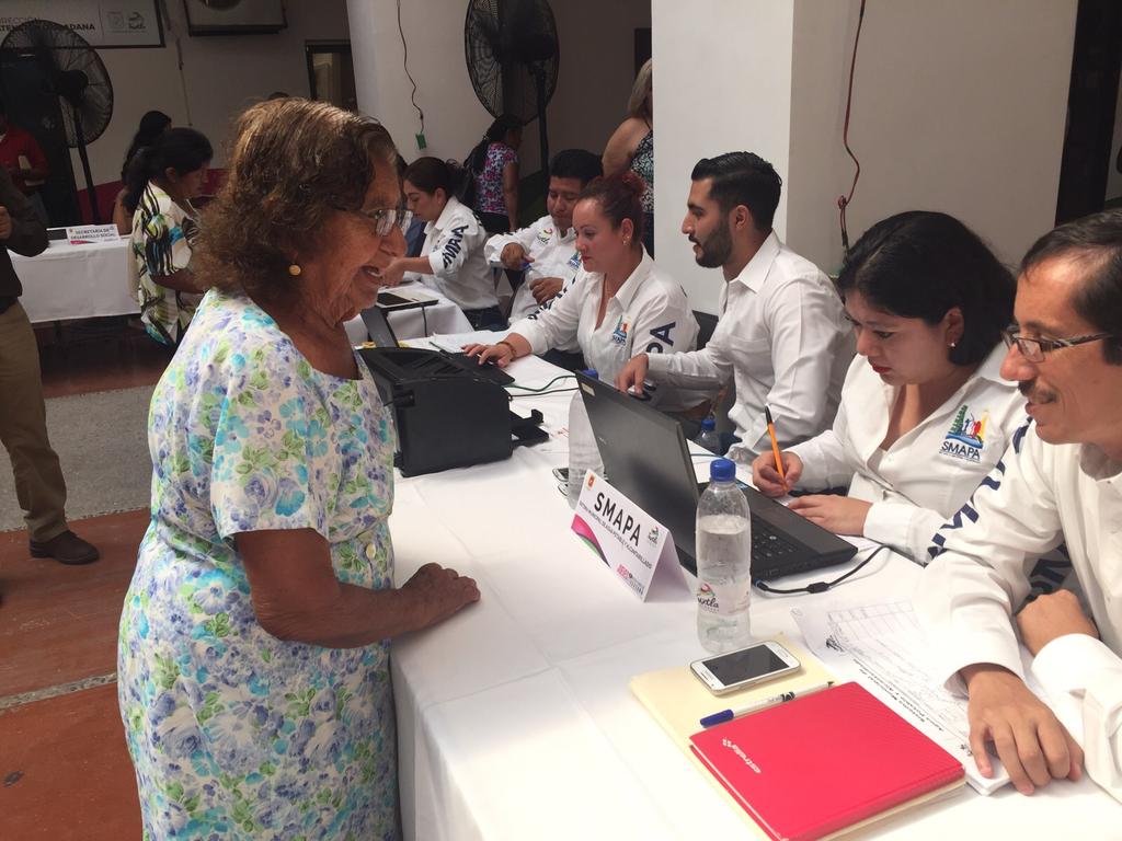 TuxtlaSMAPA's tweet photo. En apoyo al trabajo del alcalde @castellanosfer, personal de SMAPA atiende usuarios en Jueves de Audiencia Ciudadana https://t.co/hIt2Ko4H4e