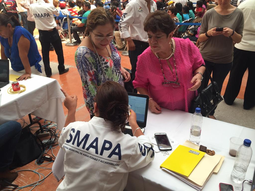 TuxtlaSMAPA's tweet photo. En apoyo al trabajo del alcalde @castellanosfer, personal de SMAPA atiende usuarios en Jueves de Audiencia Ciudadana https://t.co/hIt2Ko4H4e