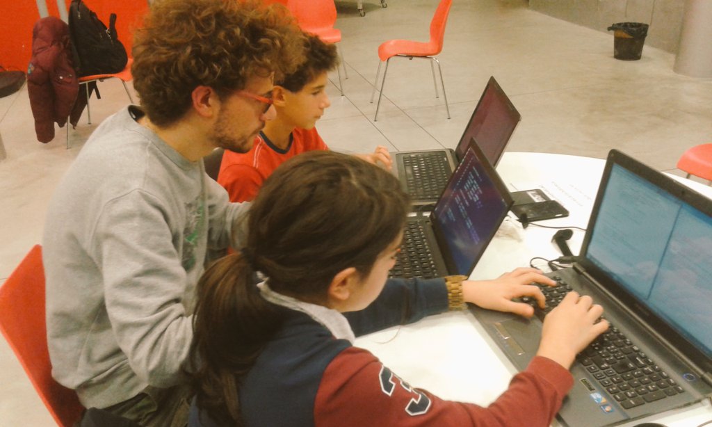 PisaCoderDojo's tweet image. #PisaCoderDojo 9 Nel frattempo i #ninja più grandi programmano con #Python insieme a Luca! @SMSBiblioPisa @cipposo