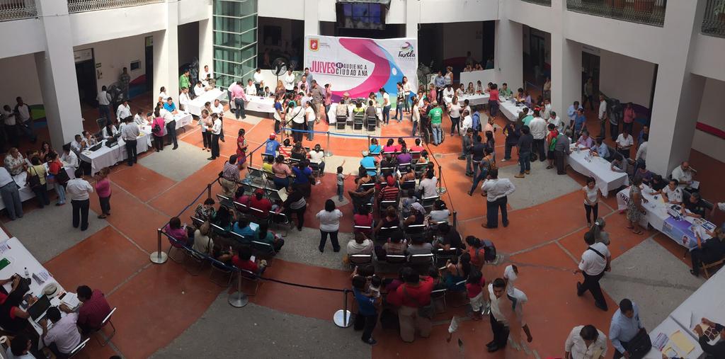 TuxtlaSMAPA's tweet photo. En apoyo al trabajo del alcalde @castellanosfer, personal de SMAPA atiende usuarios en Jueves de Audiencia Ciudadana https://t.co/hIt2Ko4H4e