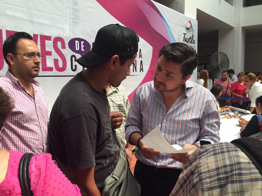 TuxtlaSMAPA's tweet photo. En apoyo al trabajo del alcalde @castellanosfer, personal de SMAPA atiende usuarios en Jueves de Audiencia Ciudadana https://t.co/hIt2Ko4H4e