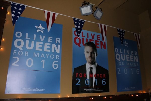 teamolicity_web's tweet photo. @ChrisHayner sigue compartiendo fotos de su visita al Set de #Arrow 
#OliverForMayor https://t.co/4KPBZYqKhL