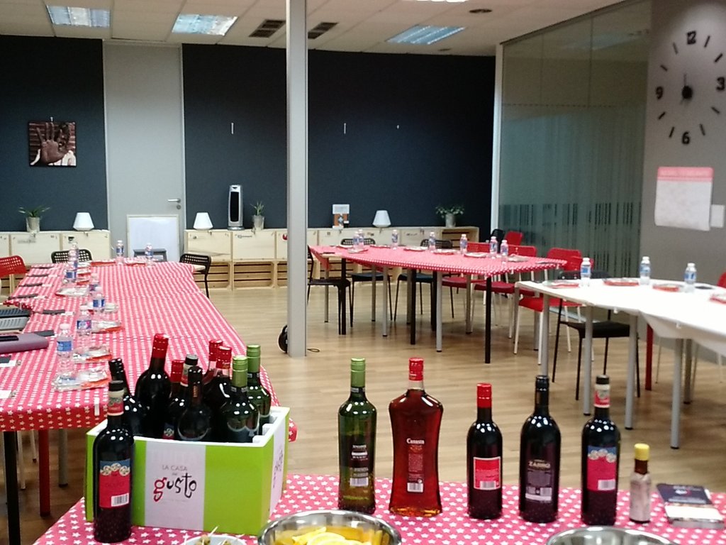 luiscbecerril's tweet photo. Preparados para la cata de #vermouth #vermu #vermut en @vialabcoworking #codrinking #coworking #Valladolid https://t.co/rM4Gi9bMf5